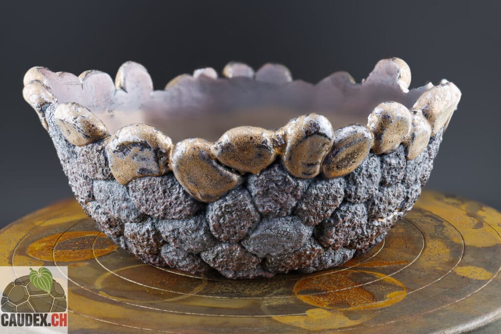 Pot en céramique de style wabi-sabi fait main à Aegerten, couleur oxyde de fer rouge et noir et lasure bronze