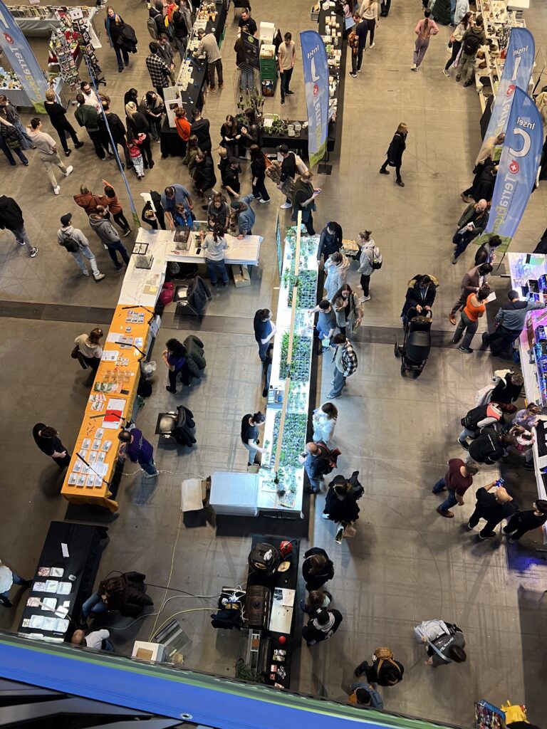 Vue en hauteur d'un très joli stand de vente de plantes